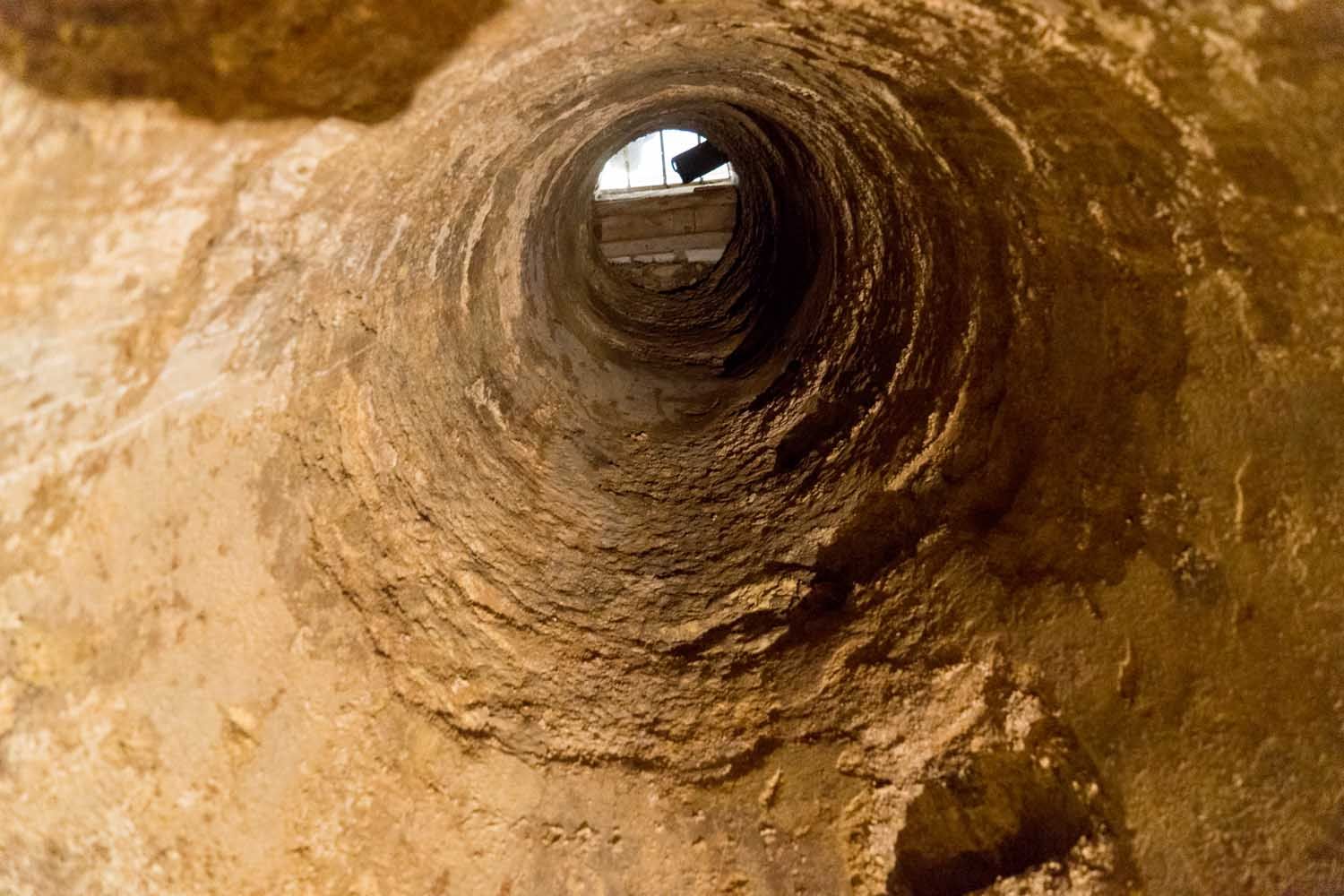 Το πηγάδι που υπήρχε στο  κτίριο της Χ.Ο.Ν. και ενώνεται με τη δεξαμενή που βρέθηκε αργότερα.